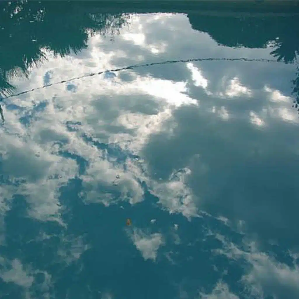 Небо в отражении. Необычный фон. Отражение с переходом. Окно машины. Пейзаж по правилу третей.